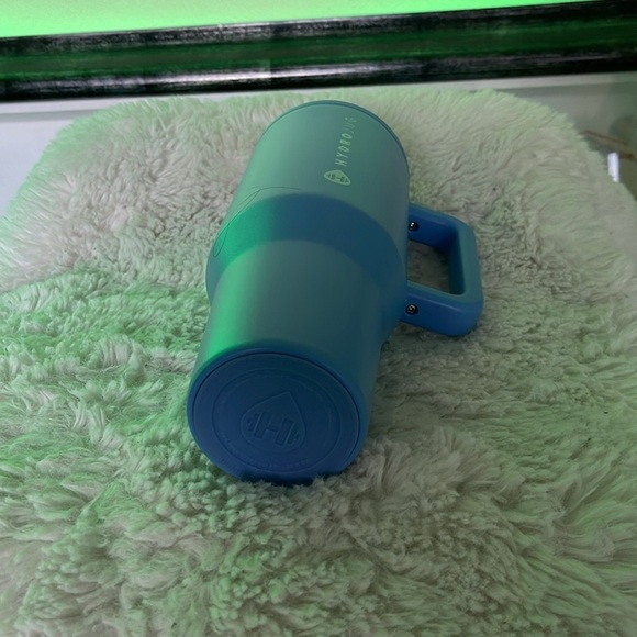 Poshmark metal large flask canister new never used I did remove the tags - Picture 7 of 8